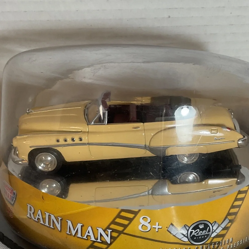 Motor Max 1:43 scale 1949 Buick Roadmaster Yellow Convertible Die-Cast Model Car - Picture 6 of 6
